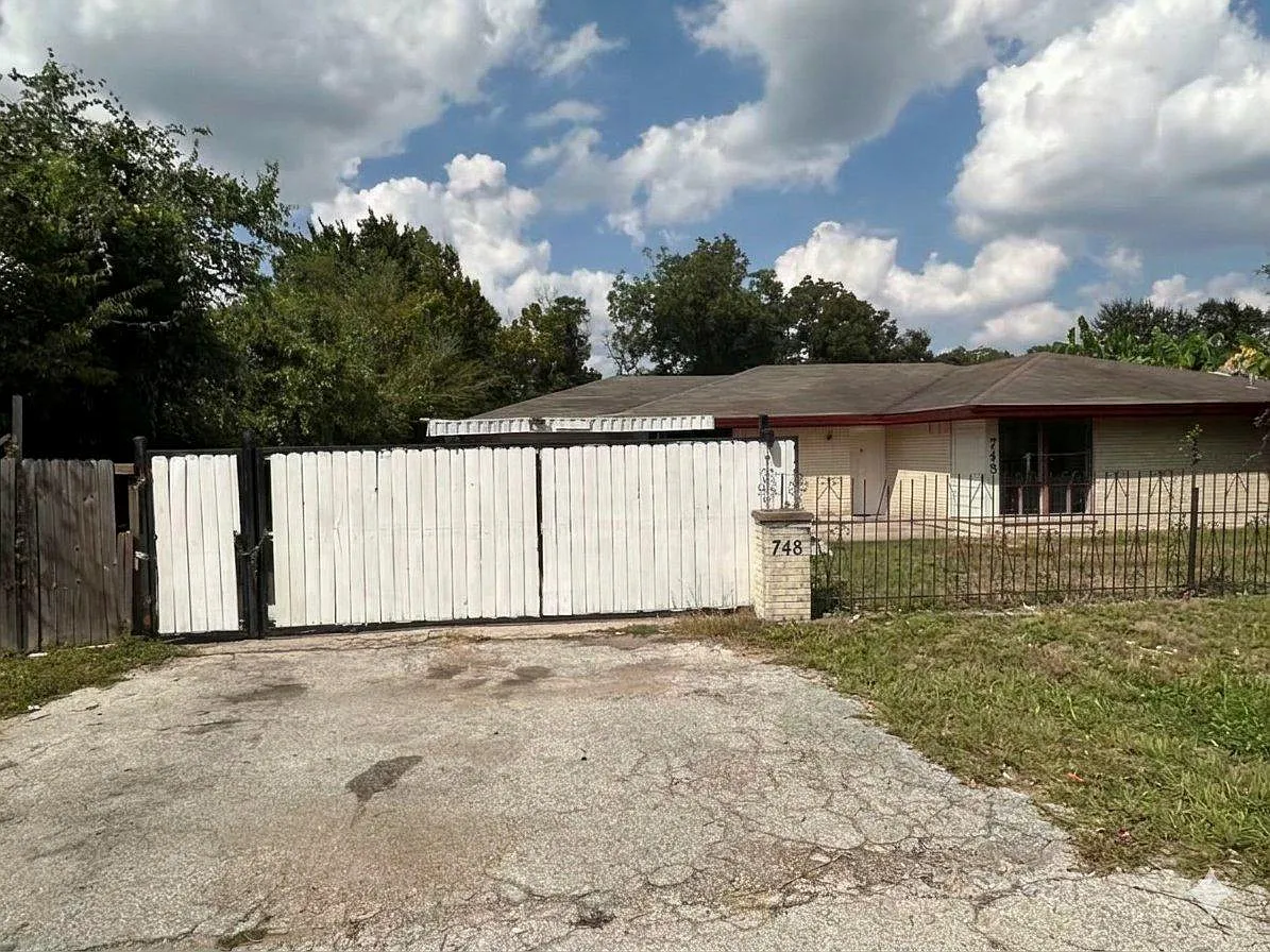 5 bed, 2.0 bath, $2,000 — Photo 2