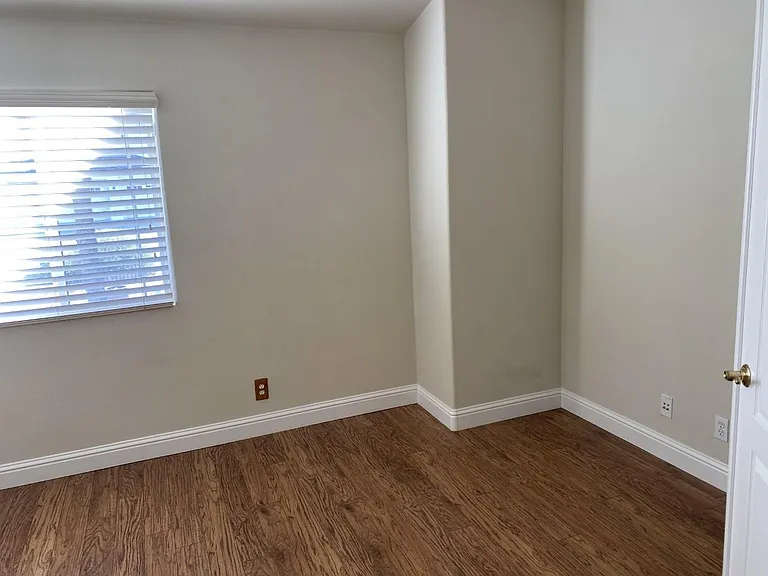 490 Briarwood Dr — Photo 12