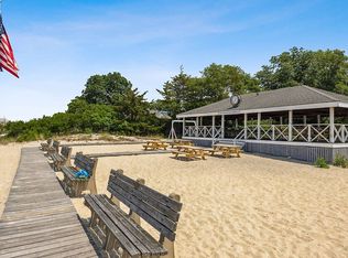 8 Oak Pl, Southampton, NY 11968