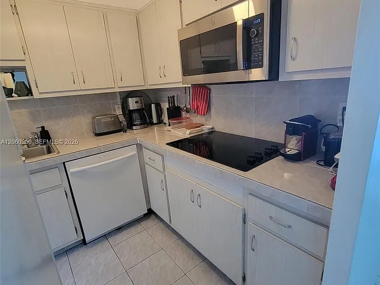 220 Kings Point Dr #606 — Photo 12