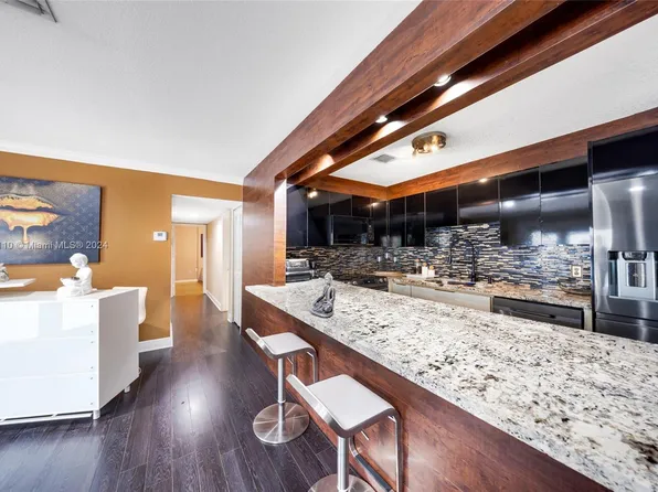 5040 Westwood Lake Dr, Miami, FL 33165