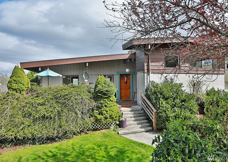 Step through your front door to Top of The World views! Just minutes from the ferry! To photographer's back are the Fisherman's cottage and studio with private courtyard. 