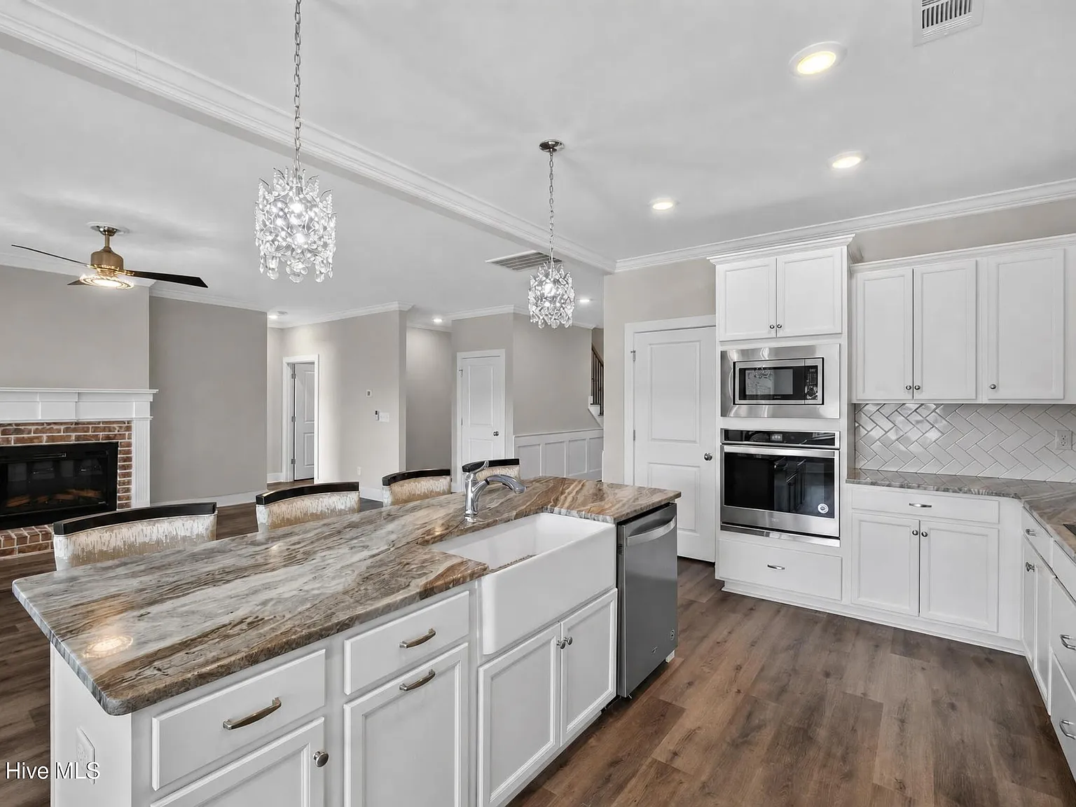 6 bed, 4.0 bath, 3172 sqft, $2,575 — Photo 4