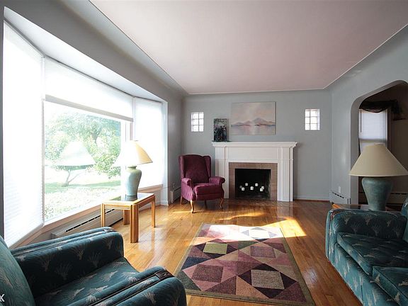 2nd image of 1493 Wellesley Dr
