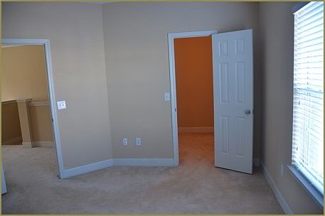 Bedroom w 2 walk in closets