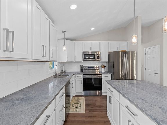 4th image of 42 Bonney Briar Dr