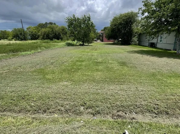 610 W 6th St, Freeport, TX 77541