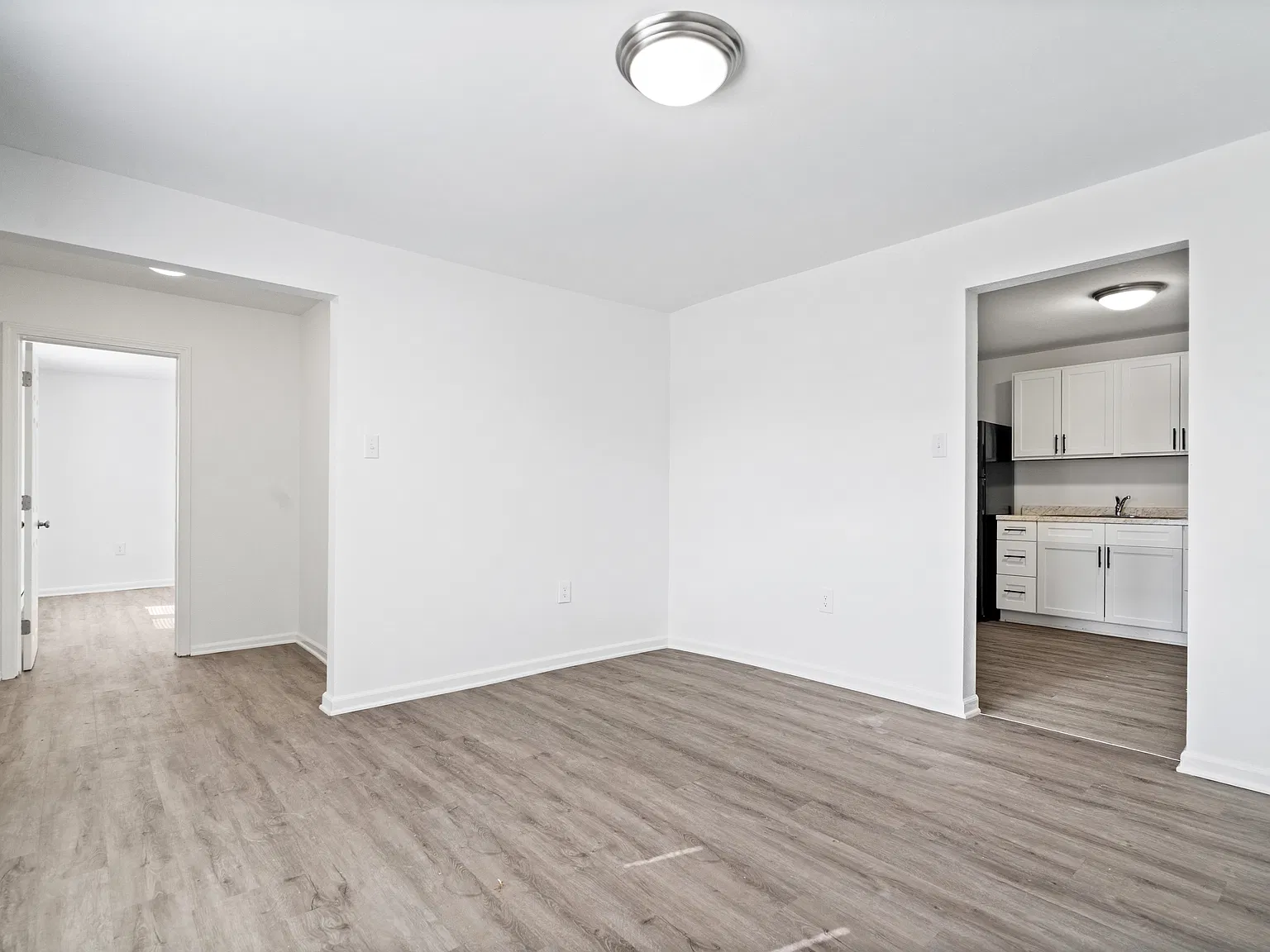 2 bed, 823 sqft, $900 — Photo 2