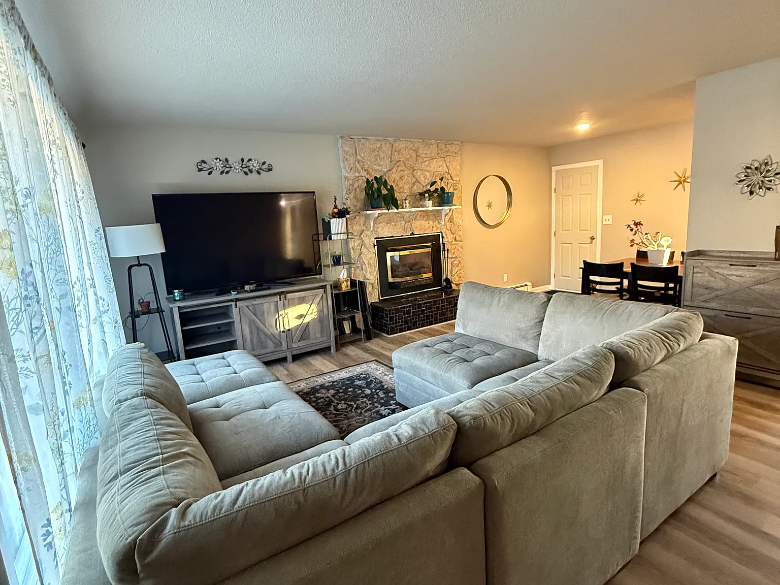3 bed, 1000 sqft, $2,800 — Photo 3