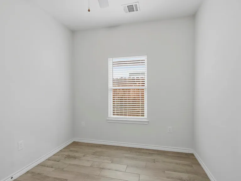 16902 Balmoral — Photo 16