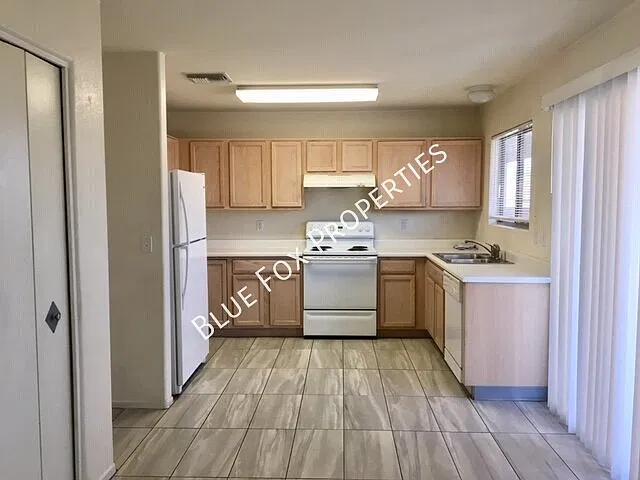 Centrally located 3bed, 2.5 bath home next to the Rillito River Park — Photo 2