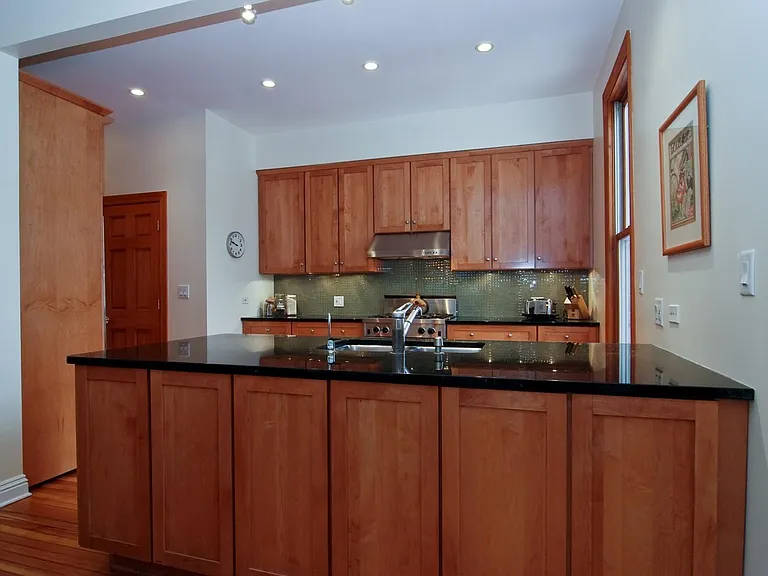 2252 W Cullom Ave — Photo 8