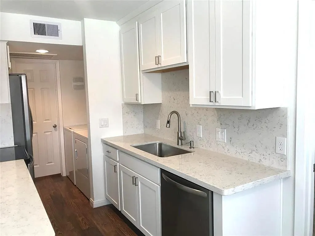 2 bed, 2.0 bath, 952 sqft, $1,395 — Photo 4