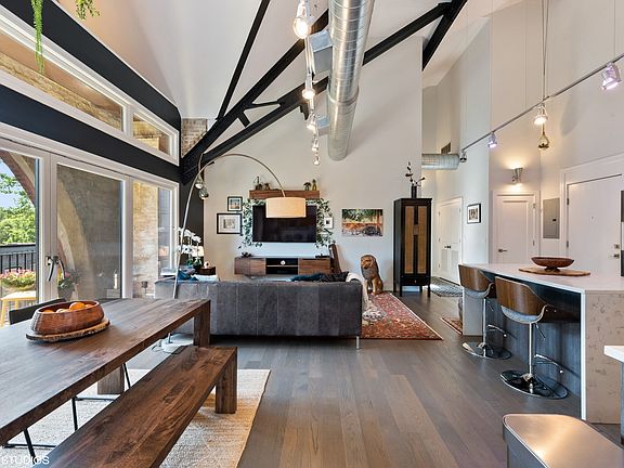 4th image of 2140 N Richmond St #7