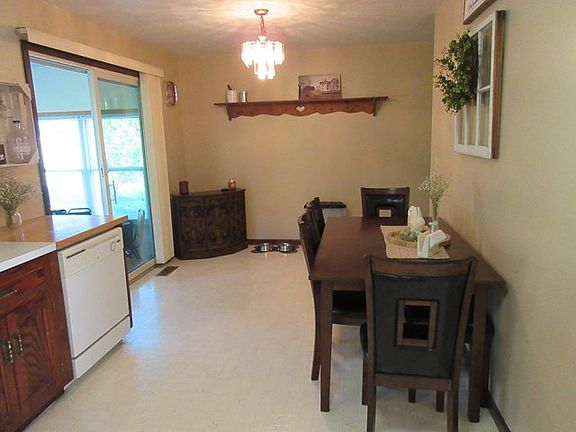 3rd image of 1104 Challot Dr