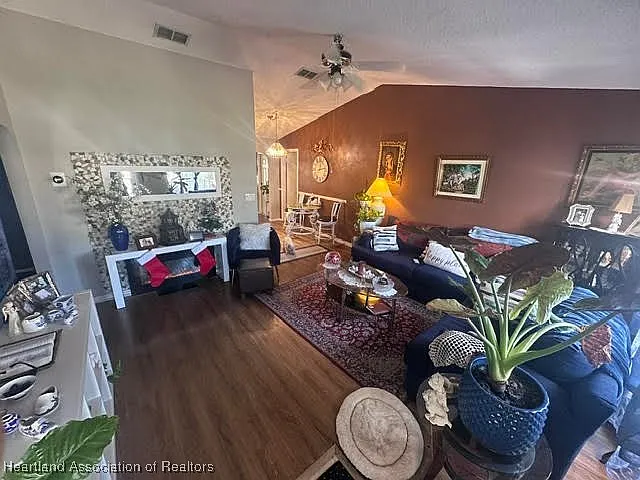 2 bed, 2.0 bath, 1101 sqft, $1,600 — Photo 2