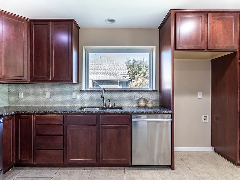 4428 Emerson Dr — Photo 10