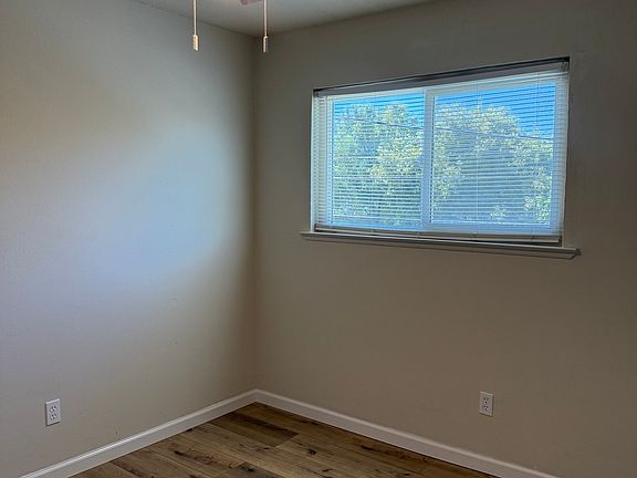 4th image of 670 W Robin Ln