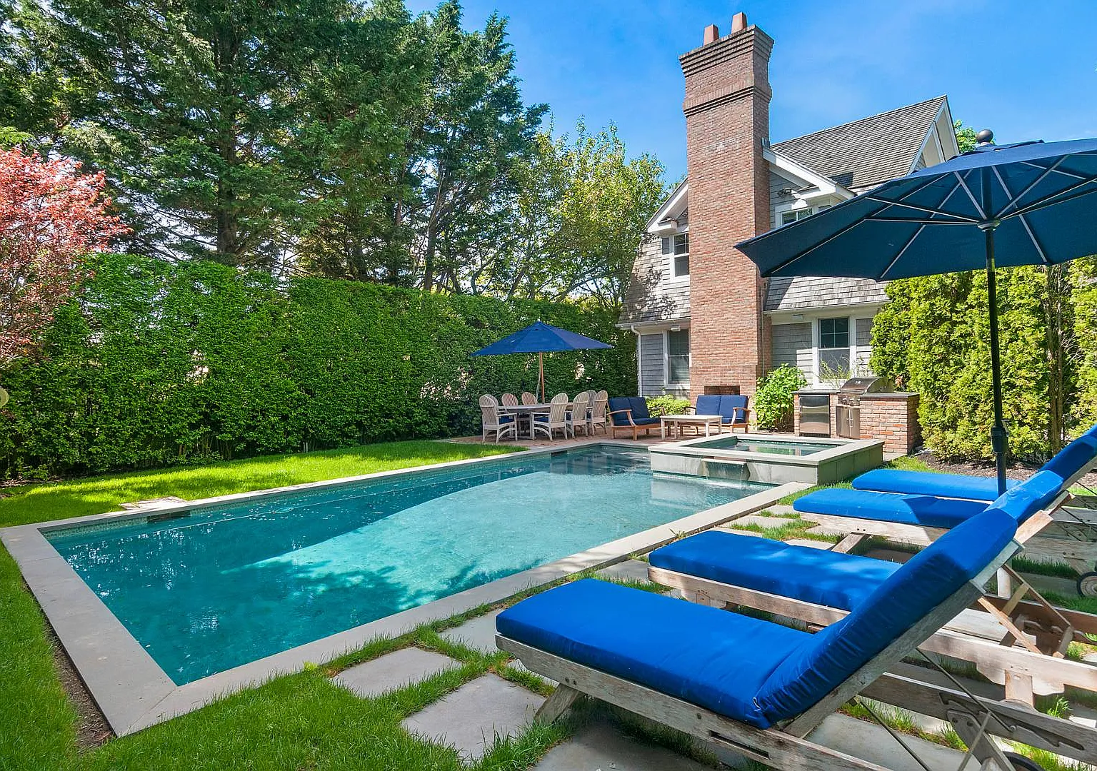 Modern Hamptons Retreat Near Village, Shops & Beaches — Photo 3