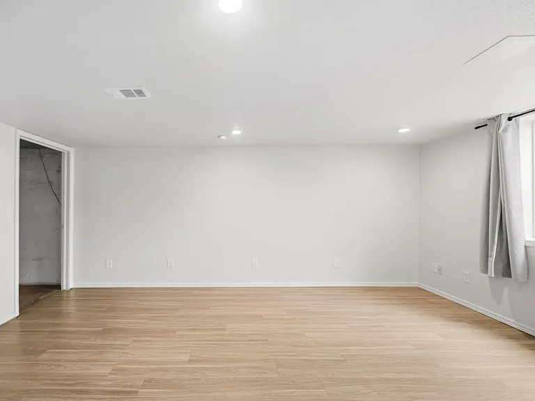 2403 W Everett Ave — Photo 28