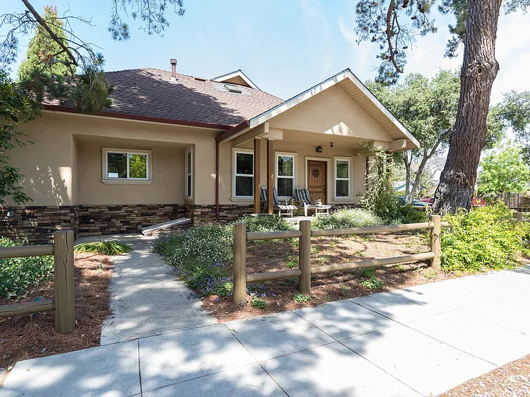 596 Pettis Ave — Photo 3