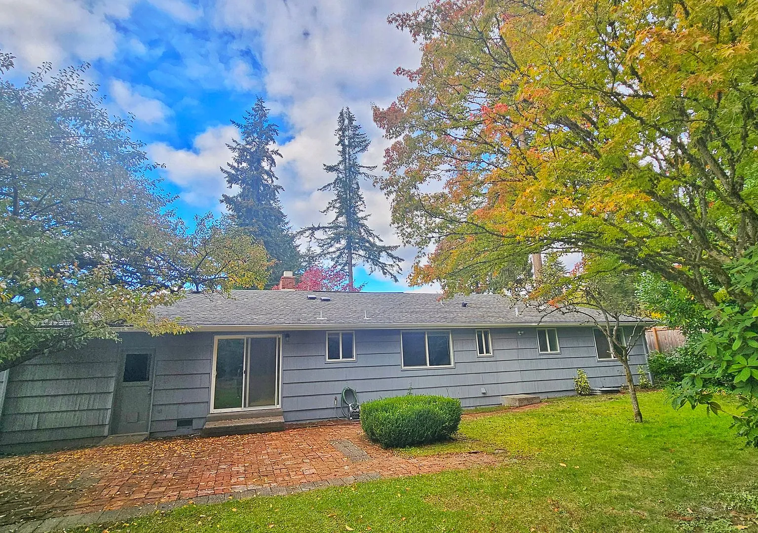 Beautifully Remodeled 3 Bed 2 Bath Rambler in Eastgate, Bellevue — Photo 2