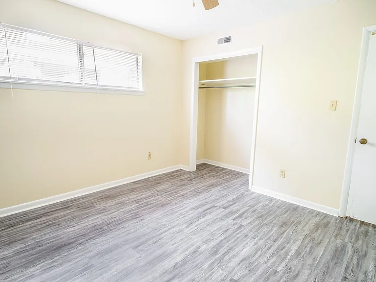 410 Church Ave NE — Photo 5