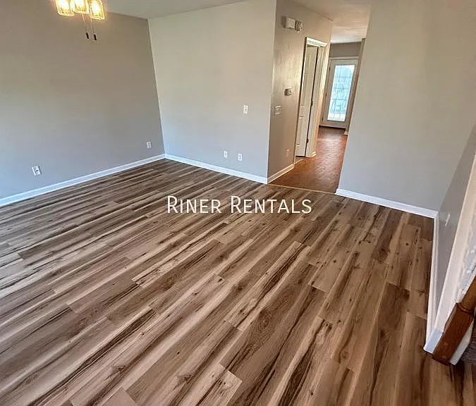 219 Aspen Ave — Photo 2