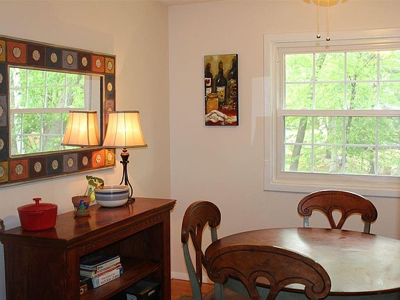 5th image of 12 Deerleap Pl