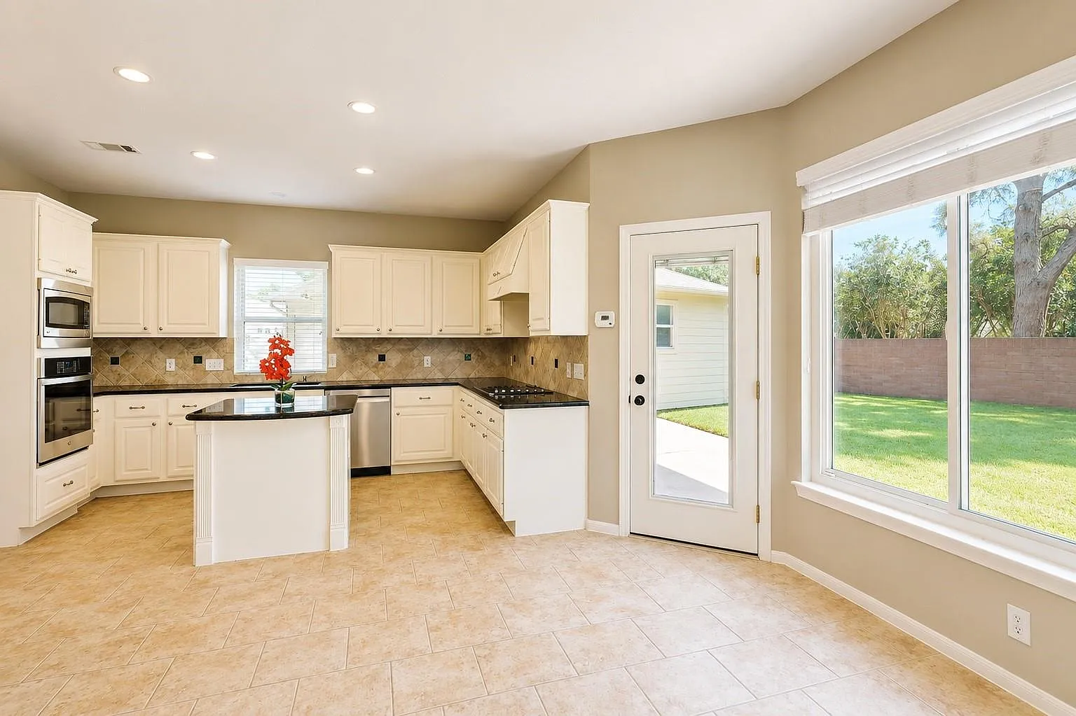 4 bed, 2.5 bath, 2555 sqft, $3,400 — Photo 4