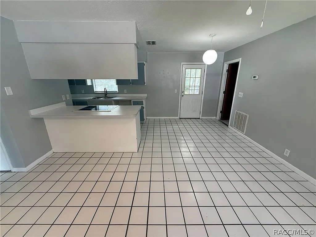 3 bed, 1025 sqft, $1,500 — Photo 3