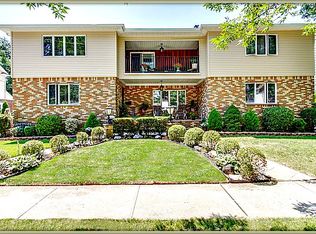 545 Ingraham Ln, New Hyde Park, NY 11040