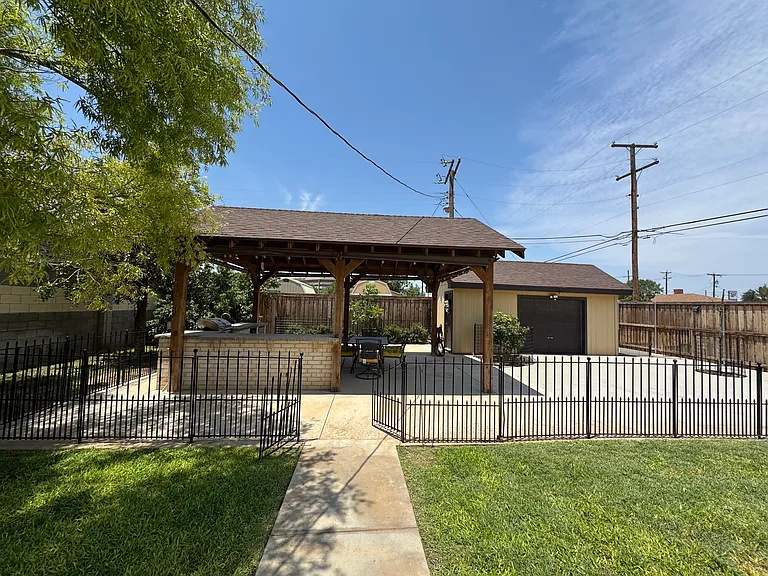 400 W Dengar Ave — Photo 19