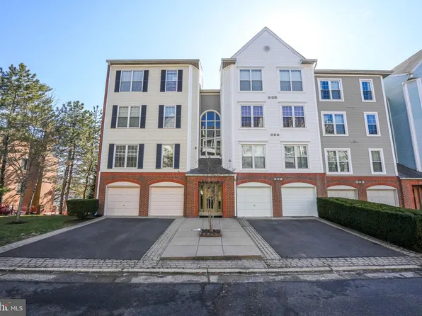 245 S Pickett St APT 202, Alexandria, VA 22304