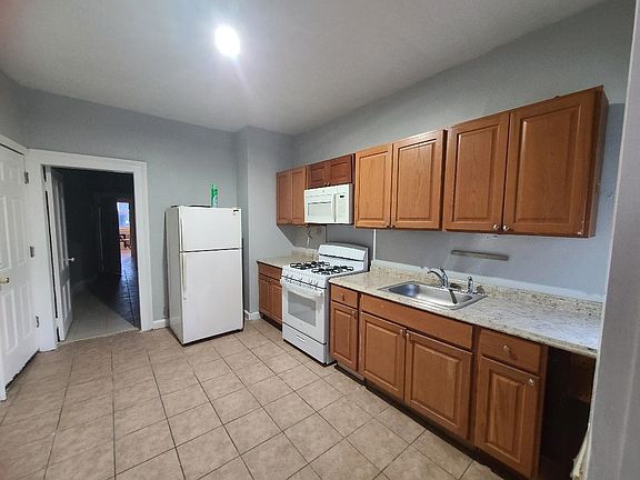 3rd image of 57 Montrose Ave