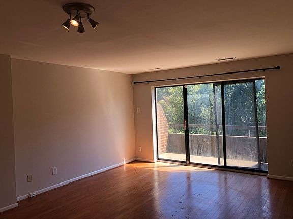 2nd image of 3081 Hawthorne Dr NE