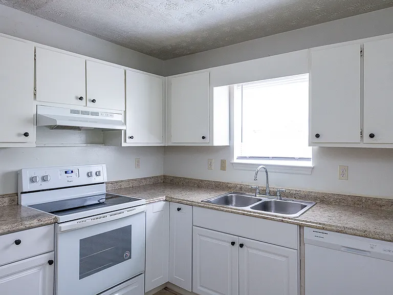 8365 Warren Dr — Photo 27