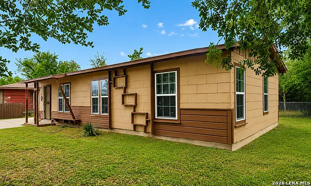 4 bed, 1.0 bath, 1376 sqft, $1,650 — Photo 2