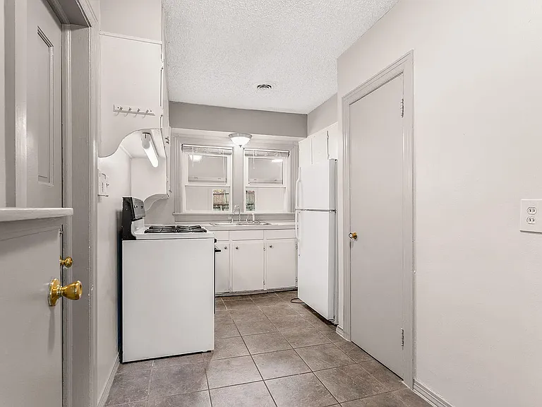640 S Kentwood Ave — Photo 11