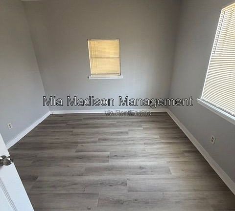 5th image of 1421 Richards St