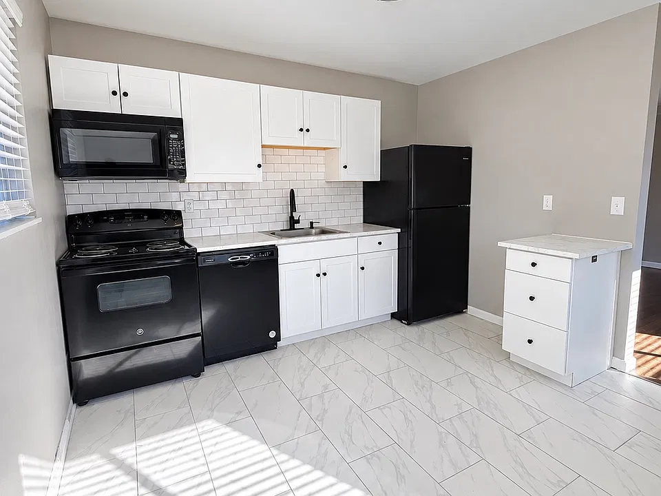 11 Bordeaux Dr #4