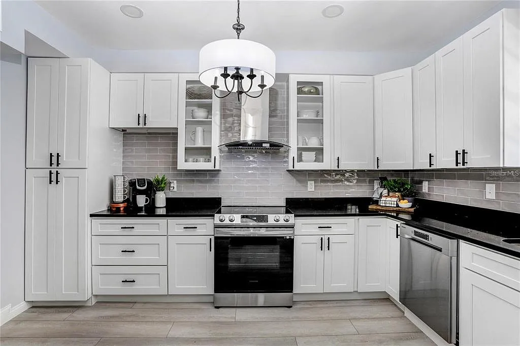 4 bed, 2.0 bath, 2506 sqft, $3,500 — Photo 3