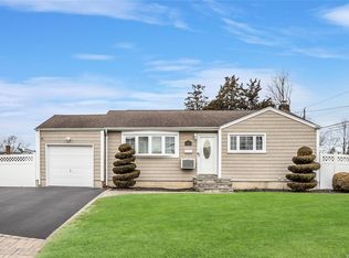 39 Chestnut Dr, Bay Shore, NY 11706