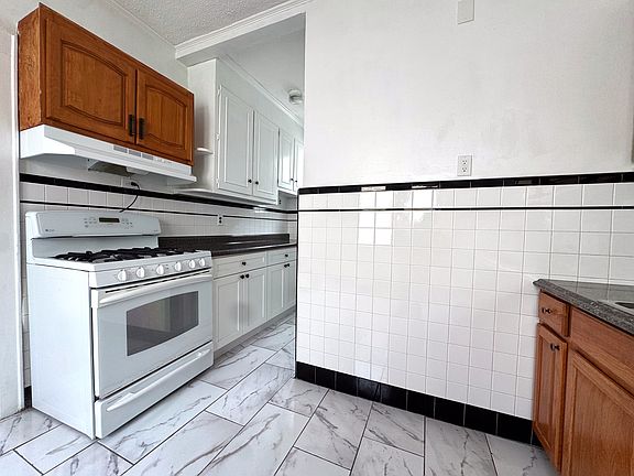 2nd image of 32 Windsor St Floor 2