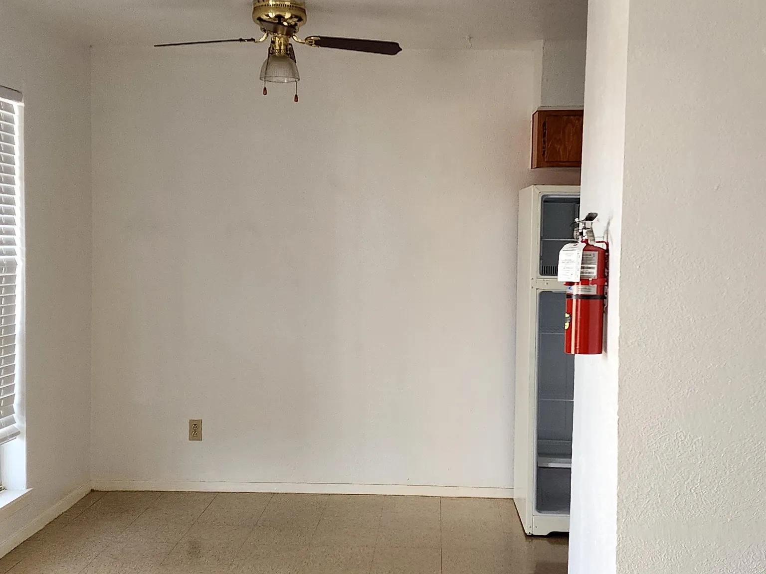 Colonial Apartments — Photo 4