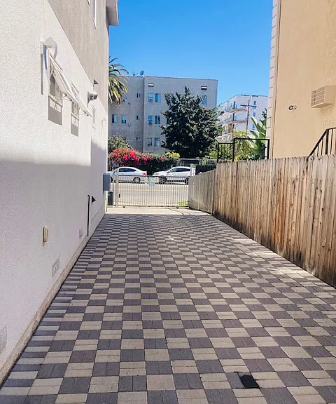 429 N Heliotrope Dr #1/2 — Photo 1