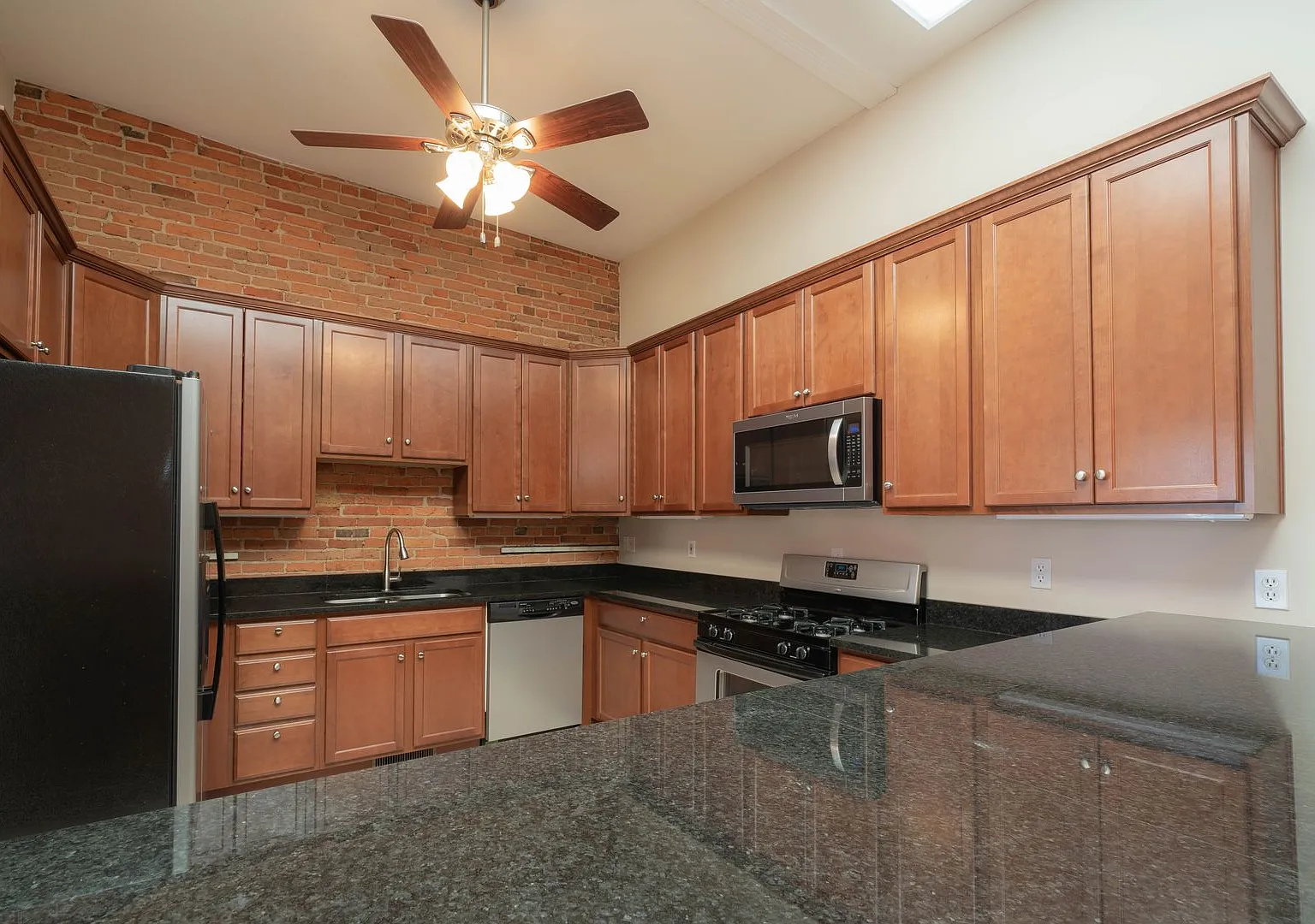 Peregrine 214 — Photo 3