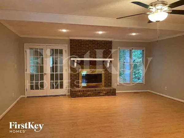 749 Lois Ln — Photo 2