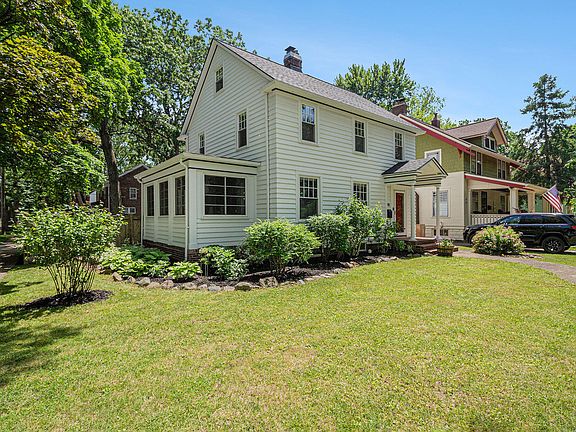 2nd image of 98 Oakwood St