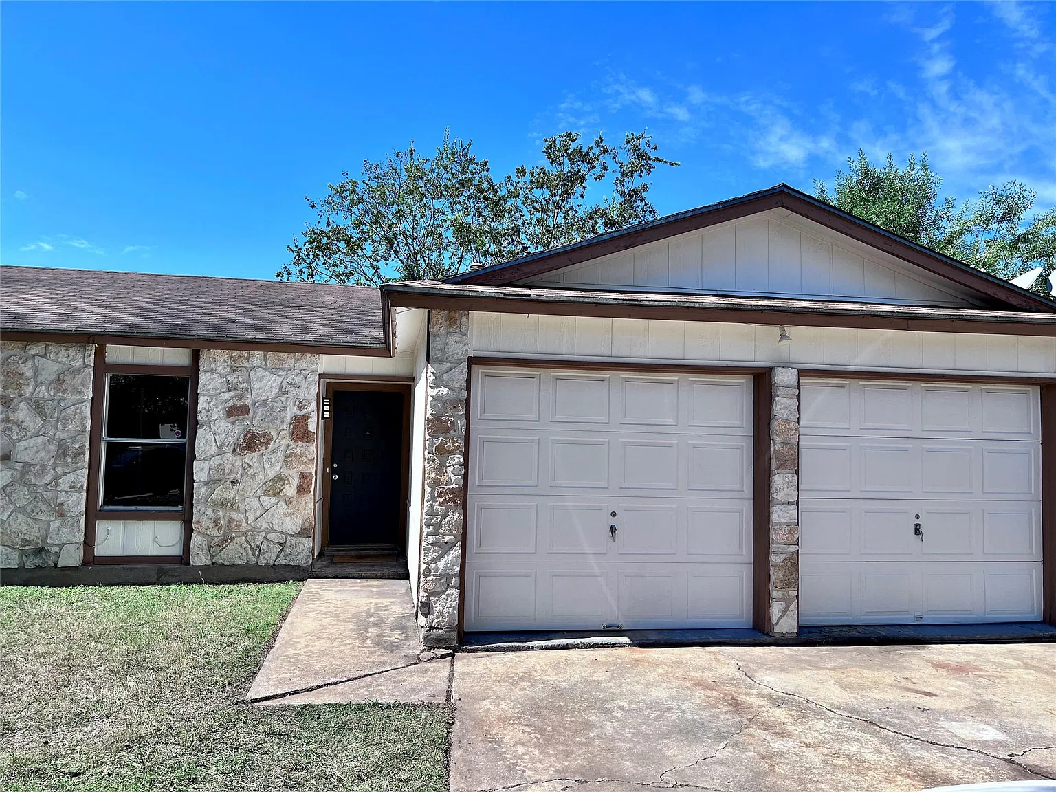 3 bed, 2.0 bath, 1098 sqft, $2,095 — Photo 1